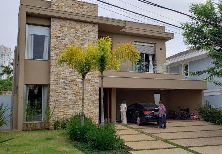 Casa à venda e aluguel com 4 quartos, 450m² - Foto 1