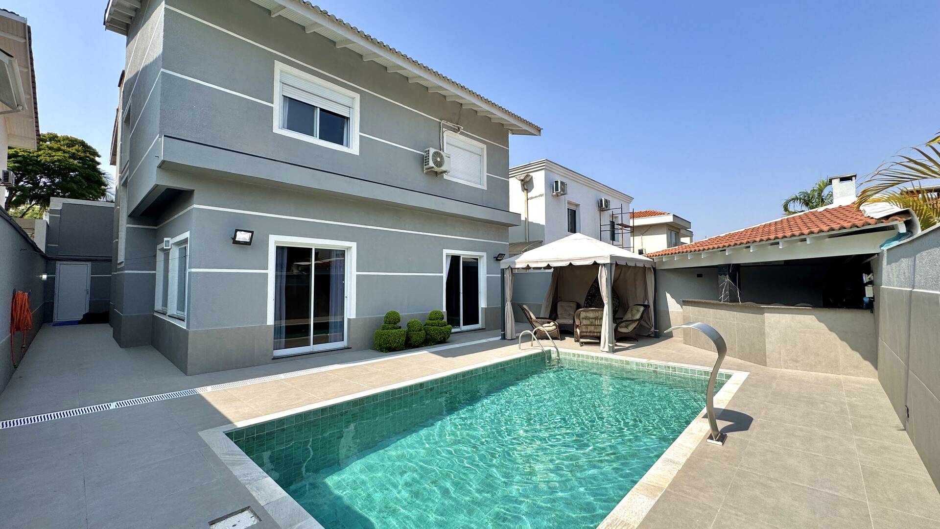 Alphaville 6, reformada, piscina aquecida. Imobiliária em Alphaville